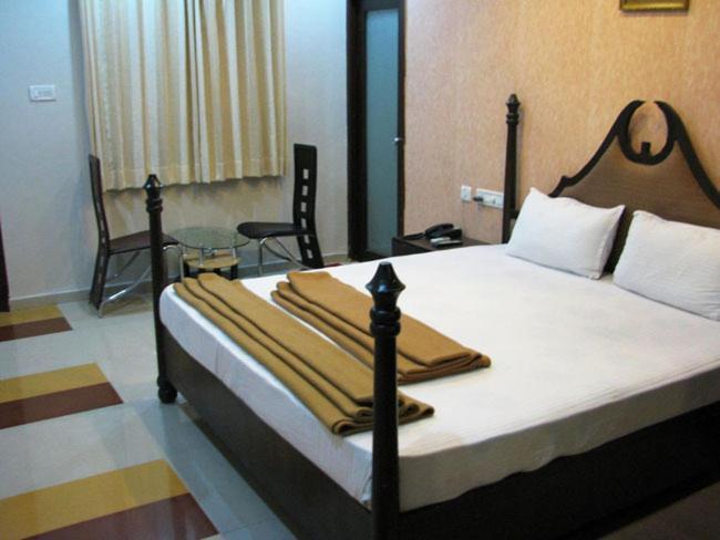 Aum Health Resort Vadodara Værelse billede