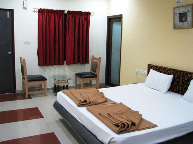 Aum Health Resort Vadodara Værelse billede