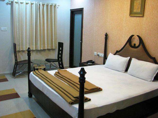 Aum Health Resort Vadodara Værelse billede