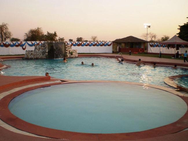 Aum Health Resort Vadodara Eksteriør billede