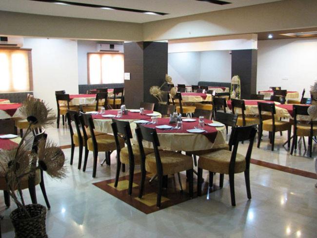 Aum Health Resort Vadodara Eksteriør billede