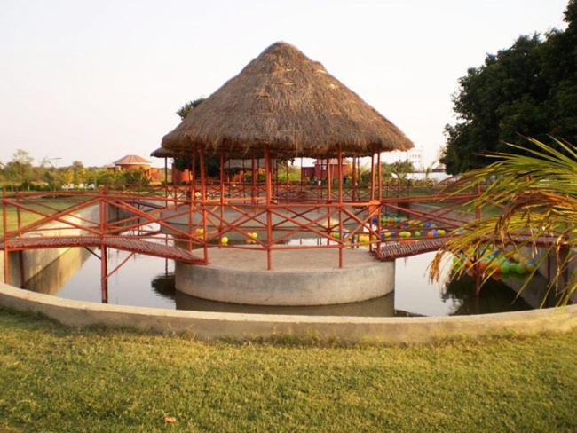 Aum Health Resort Vadodara Eksteriør billede
